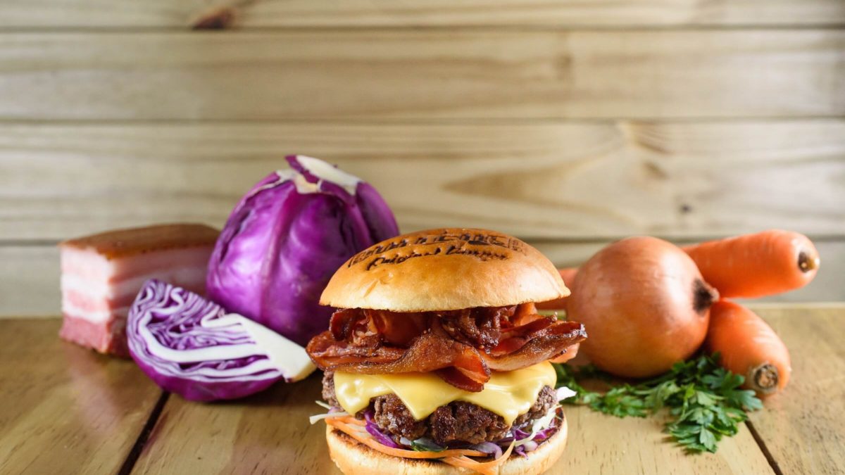 Bullguer celebra o mês do bacon com ‘Downtown’, novo sanduíche sazonal