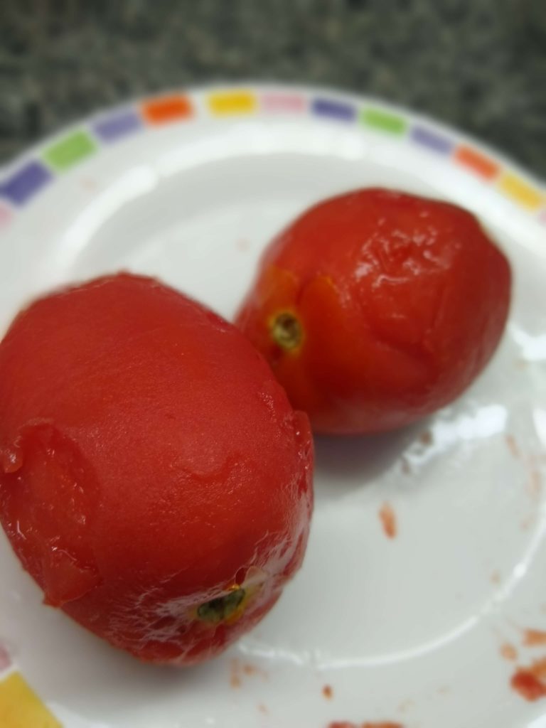 Retire a casca do tomate com facilidade.